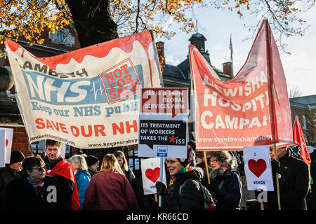 London, UK. 19th Dec, 2017. Banners supporting the NHS as the GMB union held a day of action against ISS who provide cleaning & kitchen staff in the NHS on low pay and insecure contracts. Credit: David Rowe/Alamy Live News