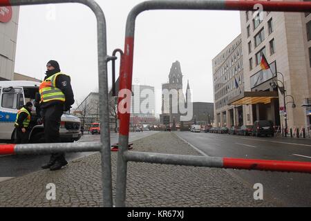 Berlin, Germany. 19th December, 2017. Police stand guard near the Kaiser-Wilhelm-Gedaechtniskirche (Kaiser Wilhelm Memorial Church) prior to commemorating ceremonies for the victims of last year's deadly truck attack at the Christmas market at Breitscheidplatz in Berlin, on December 19, 2017. Germany commemorates the victims of last year's devastating Christmas market attack that claimed 12 lives and wounded 70. Credit: Brazil Photo Press/Alamy Live News Stock Photo