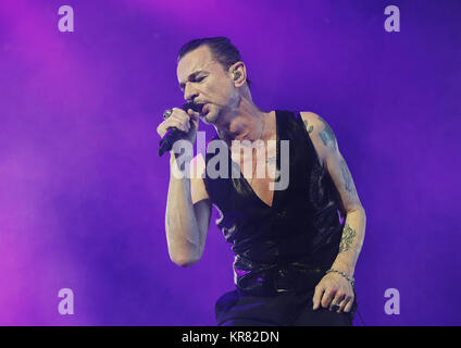 Depeche Mode Performing at Manchester Arena  Featuring: Depeche Mode, Dave Gahan Where: Manchester, United Kingdom When: 17 Nov 2017 Credit: Sakura/WENN.com Stock Photo