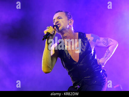 Depeche Mode Performing at Manchester Arena  Featuring: Depeche Mode, Dave Gahan Where: Manchester, United Kingdom When: 17 Nov 2017 Credit: Sakura/WENN.com Stock Photo