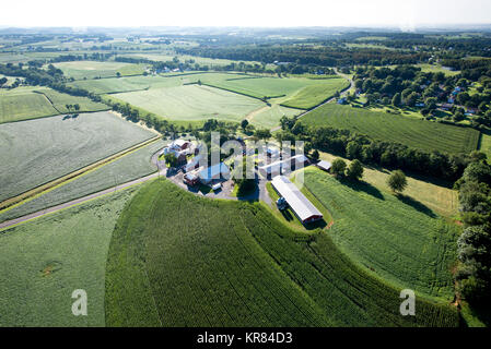AERIAL VIEW OF CONTOURED FARMLAND AND BEST MANAGEMENT PRACTICES, PENNSYLVANIA Stock Photo