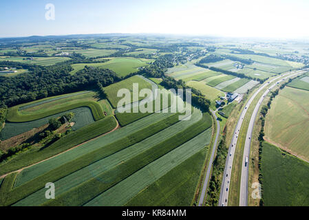 AERIAL VIEW OF LANCASTER COUNTY CONTOURED FARM FIELDS ADJACENT TO PA RT. 284 Stock Photo