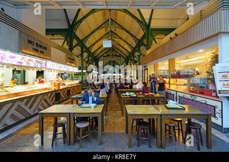 The Lau Pa Sat festival market (Telok Ayer), a historic Victorian cast-iron market building used as a popular food court hawker center in Singapore Stock Photo