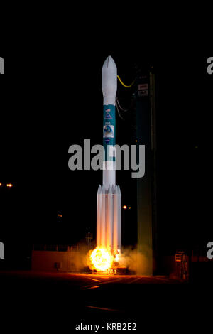 A Delta II rocket launches with the NPOESS Preparatory Project (NPP) spacecraft payload from Space Launch Complex 2 at Vandenberg Air Force Base, Calif. on Friday, Oct. 28, 2011. NPP is the first NASA satellite mission to address the challenge of acquiring a wide range of land, ocean, and atmospheric measurements for Earth system science while simultaneously preparing to address operational requirements for weather forecasting. Photo Credit: (NASA/Bill Ingalls) Delta II (Delta 357) launches with NPOESS Preparatory Project 01 Stock Photo