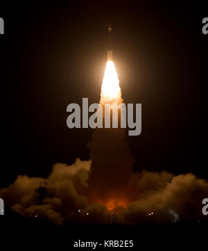 A Delta II rocket launches with the NPOESS Preparatory Project (NPP) spacecraft payload from Space Launch Complex 2 at Vandenberg Air Force Base, Calif. on Friday, Oct. 28, 2011. NPP is the first NASA satellite mission to address the challenge of acquiring a wide range of land, ocean, and atmospheric measurements for Earth system science while simultaneously preparing to address operational requirements for weather forecasting. Photo Credit: (NASA/Bill Ingalls) Delta II (Delta 257) launches with NPOESS Preparatory Project 02 Stock Photo