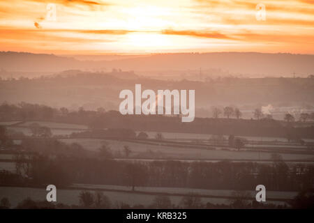 Mist hangs in the valleys as the sun rises over the Somerset Levels. Stock Photo