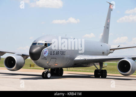 A KC-135R STRATOTANKER FROM THE 134TH AIR REFUELING WING TAXIES ON THE RAMP AT MCGHEE TYSON AIR NATIONAL GUARD BASE, KNOXVILLE, TENNESSEE. (NATIONAL GUARD PHOTO BY MASTER SGT KENDRA OWENBY, 134 ARW PUBLIC AFFAIRS/RELEASED BY CAPT JOSEPH KEITH, 134 ARW PAO) 2012 11 120603-F-KE851-303 Stock Photo