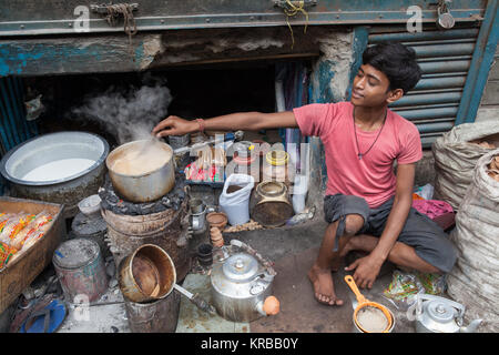 Chai vendor making tea in Kolkata, India Stock Photo