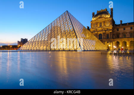 night scene of the Louvre Museum in Paris