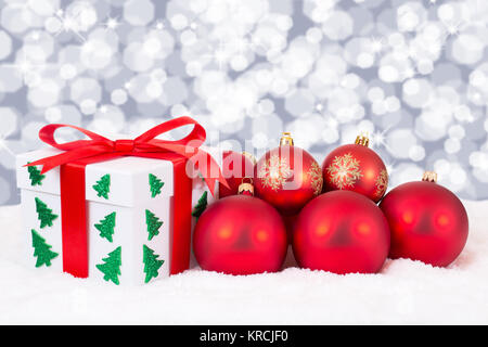 Weihnachtskarte Weihnachten Weihnachtsgeschenke Geschenke Lichter rote Weihnachtskugeln Stock Photo