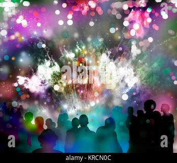 nächtliches Feuerwerk mit bunten Licht- und Glitzermustern, bunter Konfettiregen und Zuschauer-Silhouetten, Mixed Media Stock Photo