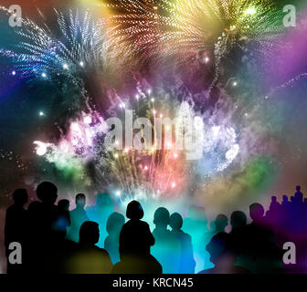 nächtliches Feuerwerk mit bunten Licht- und Glitzermustern und illustrierten Zuschauer-Silhouetten, Mixed Media Stock Photo
