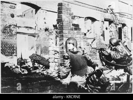 House to house fighting during the bitter battle amongst the ruins of the battered city of Stalingrad (Volgograd), USSR. Date: 1942-1943