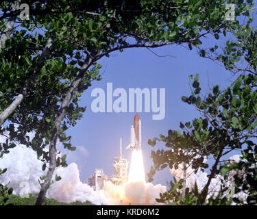 STS-114 Space Shuttle Discovery lifts off Stock Photo