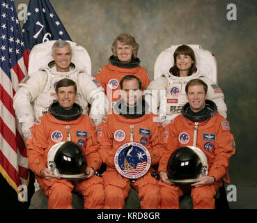 STS-76 CREW PORTRAIT: FRONT ROW L TO R: SEGA, RONALD; CHILTON, KEVIN; SEARFOSS, RICHARD; CLIFFORD, MICHAEL; LUCID, SHANNON; GODWIN, LINDA. STS-76 crew Stock Photo