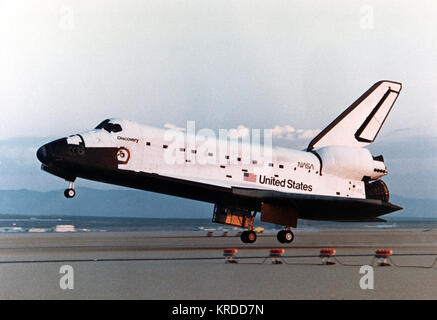Space Shuttle Discovery lands for the first time, completing STS-41-D Stock Photo