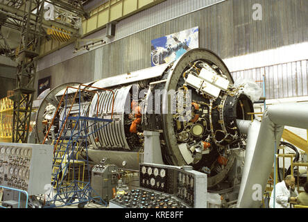 S97-12608 3 OCTOBER 1997.  KRUNICHEV STATE RESEARCH AND PRODUCTION SPACE CENTER (KHSC), MOSCOW. RUSSIAN TECHNICIANS WORK ON THE ALMOST COMPLETED AFT PORTION  OF THE U.S. FUNDED AND RUSSIAN BUILT FUNCTIONAL CARGO BLOCK (RUSSIAN ACRONYM FGB), ZARYA THE FIRST ELEMENT OF THE INTERNATIONAL SPACE STATION. Zarya during assembly Stock Photo