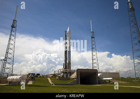 Atlas V (401) with RBSP on top on Launch Pad 41 with spectacular clouds in background Stock Photo