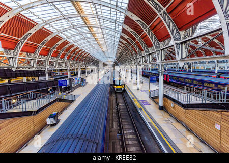 LONDON, UNITED KINGDOM - OCTOBER 31: Interior view of Paddington station, one of London's main transportation hubs on October 31, 2017 in London Stock Photo