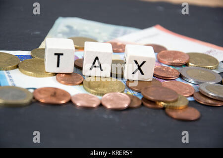 Tax - das englische Wort für Steuern Stock Photo