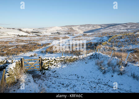 Beautiful winter morning in the High Peak. View to Kinder Scout from Lantern Pike near Hayfield in the Peak District. Stock Photo