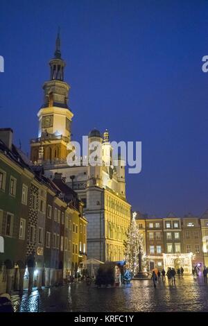 Poznan, Wielkopolska, Poland. 19th Dec, 2017. December 19, 2017 - Poznan, Poland - The atmosphere of Christmas is visible on the streets of the one of the main Polish cities. Residents may feel that Christmas is getting closer every day. Credit: Dawid Tatarkiewicz/ZUMA Wire/Alamy Live News Stock Photo