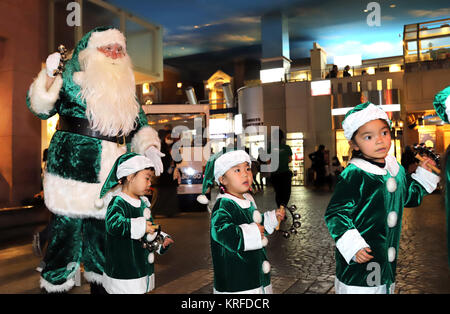 Tokyo, Japan. 19th Dec, 2017. Little Santa Claus 'trainees' wear green suits as they learn how to work for an ecological friendly Green Santa Claus (R) at the Kidzania career theme park in Tokyo on Tuesday, December 19, 2017. Green Santa Claus from Denmark is now in Japan as a ecology goodwill ambassador. Credit: Yoshio Tsunoda/AFLO/Alamy Live News Stock Photo