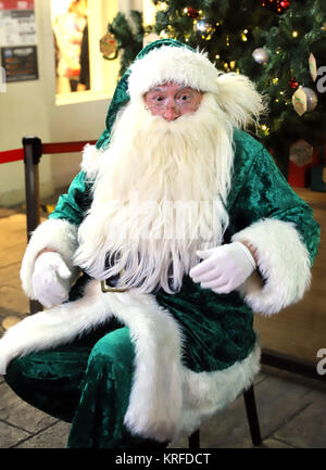 Tokyo, Japan. 19th Dec, 2017. Green Santa Claus smiles as he visits the Kidzania career theme park in Tokyo on Tuesday, December 19, 2017. Green Santa Claus from Denmark is now in Japan as a ecology goodwill ambassador. Credit: Yoshio Tsunoda/AFLO/Alamy Live News Stock Photo