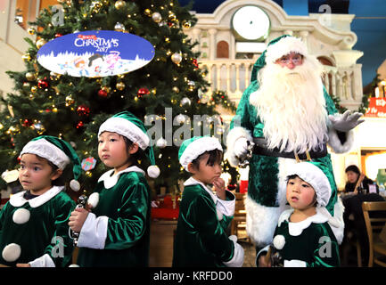 Tokyo, Japan. 19th Dec, 2017. Little Santa Claus 'trainees' wear green suits as they learn how to work for an ecological friendly Green Santa Claus (R) at the Kidzania career theme park in Tokyo on Tuesday, December 19, 2017. Green Santa Claus from Denmark is now in Japan as a ecology goodwill ambassador. Credit: Yoshio Tsunoda/AFLO/Alamy Live News Stock Photo