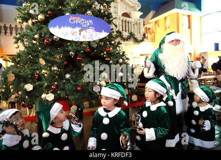 Tokyo, Japan. 19th Dec, 2017. Little Santa Claus 'trainees' wear green suits as they learn how to work for an ecological friendly Green Santa Claus (R) at the Kidzania career theme park in Tokyo on Tuesday, December 19, 2017. Green Santa Claus from Denmark is now in Japan as a ecology goodwill ambassador. Credit: Yoshio Tsunoda/AFLO/Alamy Live News Stock Photo