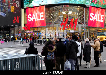 Shoppers in Midtown Manhattan outside of H & M Stock Photo