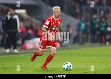 Munchen, Germany. 13th Dec, 2017. Rafinha (Bayern) Football/Soccer : German 'Bundesliga' between Bayern Munchen 1-0 1FC Koln at the Allianz Arena in Munchen, Germany . Credit: Mutsu Kawamori/AFLO/Alamy Live News Stock Photo