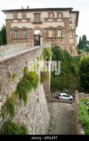 Ponte Campana (bridge) and Manierist Palazzo Campana from XVI century by Baccio d'Agnolo on Via del Castello in Historic Centre of Colle di Val d'Elsa Stock Photo