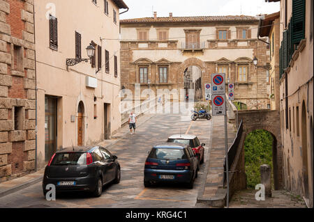 Ponte Campana (bridge) and Manierist Palazzo Campana from XVI century by Baccio d'Agnolo on Via del Castello in Historic Centre of Colle di Val d'Elsa Stock Photo