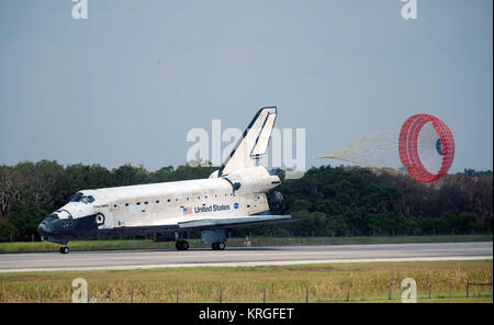 The space shuttle Discovery touches down at 11:15 a.m. EDT, Saturday, June 14, 2008, at the Kennedy Space Center in Florida.  During the 13-day mission, Discovery and the crew of STS-124 delivered new components of the Japanese Experiment Module, or Kibo, to the International Space Station and the Canadian-built Special Purpose Dextrous Manipulator to the International Space Station.  Photo Credit: (NASA/Bill Ingalls) Space Shuttle Discovery Landing after STS-124 Stock Photo