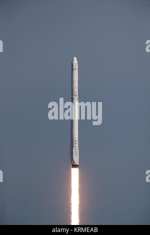 Photos of the SpaceX CRS-8/Falcon 9 Liftoff from Pad 40. KSC-20160408-PH KLS0002 0035 (26248368701) Stock Photo