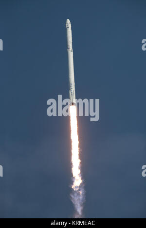 Photos of the SpaceX CRS-8/Falcon 9 Liftoff from Pad 40. KSC-20160408-PH KLS0002 0044 (26248368171) Stock Photo