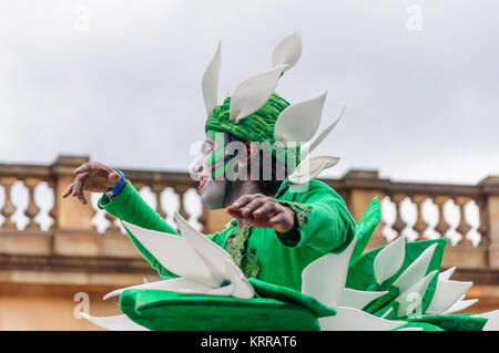 Stilt walker indossa un costume da fiore, eseguire nel carnevale del  Edinburgh Jazz e Blues Festival che si muove in basso lungo il Tumulo Foto  stock - Alamy