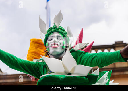 Stilt walker indossa un costume da fiore, eseguire nel carnevale del  Edinburgh Jazz e Blues Festival che si muove in basso lungo il Tumulo Foto  stock - Alamy