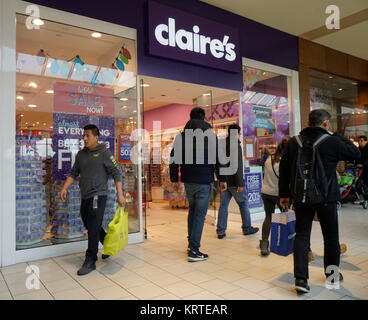 Claire's, the Teen Jewelry Chain, Files for Chapter 11 Bankruptcy - The New  York Times