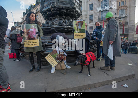 Vegans hold posters showing animals and saying they can think and feel and want to stay alive around the base of Eros at Piccadilly Circus Stock Photo