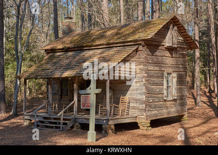 Vintage pioneer log cabin built in the 1830's on display in Calloway Gardens, Pine Mountain Georgia, USA. Stock Photo