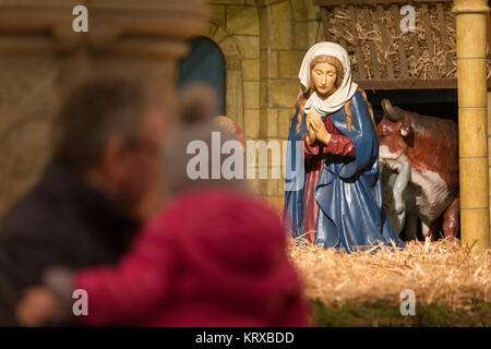 Osnabrueck, Germany. 20th Dec, 2017. People look at the nativity scene at the St. Peter's Cathedral in Osnabrueck, Germany, 20 December 2017. The crib with 46 figures is one of the biggest and most extensive Christmas cribs of the Osnabrueck county. It was made between 1919 and 1929 in the worshop of the former cathedral sculptor Jakob Holtmann. Credit: Friso Gentsch/dpa/Alamy Live News Stock Photo
