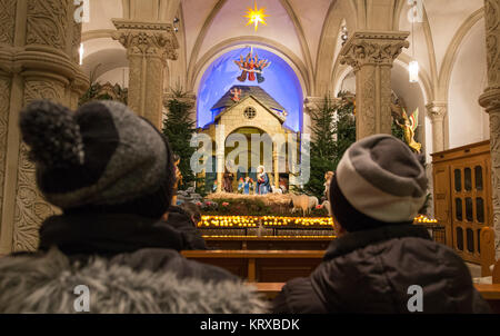 Osnabrueck, Germany. 20th Dec, 2017. Candles glow in front of the nativity scene at the St. Peter's Cathedral in Osnabrueck, Germany, 20 December 2017. The crib with 46 figures is one of the biggest and most extensive Christmas cribs of the Osnabrueck county. It was made between 1919 and 1929 in the worshop of the former cathedral sculptor Jakob Holtmann. Credit: Friso Gentsch/dpa/Alamy Live News Stock Photo