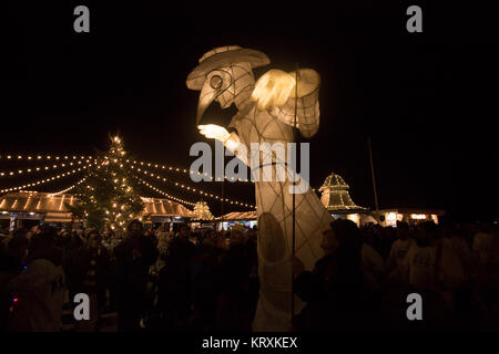 Brighton, UK. 21st Dec, 2017. Burning The Clock celebrating the the day of shortest day light, the winter solstice. A procession of lanterns, large puppets and dancers through Brighton city centre finishing on Brighton Beach where a ceremonial clock is burnt and people that have died during 2017 are remembered. 21st December 2017. Credit: David Smith/Alamy Live News Stock Photo