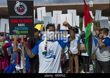 Kuala Lumpur, MALAYSIA. 22nd Dec, 2017. Malaysian muslilms hold pickets during a solidarity in Putrajaya mosque, Malaysia on December 22, 2017. Hundreds of people are gathering in the Putrajaya mosque over Washington's controversial move to recognize Jerusalem as Israel's capital. Credit: Chris Jung/ZUMA Wire/Alamy Live News Stock Photo