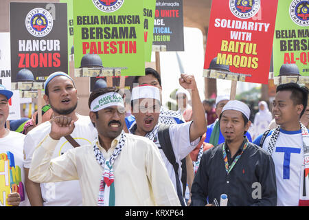 Kuala Lumpur, MALAYSIA. 22nd Dec, 2017. Malaysian muslilms hold pickets during a solidarity in Putrajaya mosque, Malaysia on December 22, 2017. Hundreds of people are gathering in the Putrajaya mosque over Washington's controversial move to recognize Jerusalem as Israel's capital. Credit: Chris Jung/ZUMA Wire/Alamy Live News Stock Photo