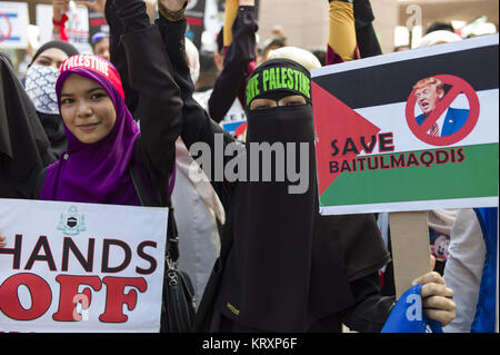 Kuala Lumpur, MALAYSIA. 22nd Dec, 2017. Malaysian muslilm women hold pickets during a solidarity in Putrajaya mosque, Malaysia on December 22, 2017. Hundreds of people are gathering in the Putrajaya mosque over Washington's controversial move to recognize Jerusalem as Israel's capital. Credit: Chris Jung/ZUMA Wire/Alamy Live News Stock Photo