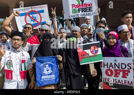 Kuala Lumpur, MALAYSIA. 22nd Dec, 2017. Malaysian muslilms hold pickets during a solidarity in Putrajaya mosque, Malaysia on December 22, 2017. Hundreds of people are gathering in the Putrajaya mosque over Washington's controversial move to recognize Jerusalem as Israel's capital. Credit: Chris Jung/ZUMA Wire/Alamy Live News Stock Photo