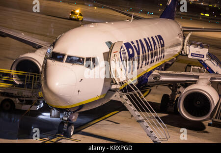 Frankfurt, Germany. 22nd Dec, 2017. Frankfurt, Germany. 21st Dec, 2017. A plane of the airline Ryanair standing at the airport in Barcelona, Spain, headed to Frankfurt Airport in Frankfurt on the Main, Germany, 21 December 2017. The union 'Vereinigung Cockpit' (VC) called all pilots permanently employed by Ryanair to strike at their German bases from 5:00 to 9:00 AM. Photo: Frank Rumpenhorst/dpa Credit: dpa picture alliance/Alamy Live News Credit: dpa picture alliance/Alamy Live News Stock Photo